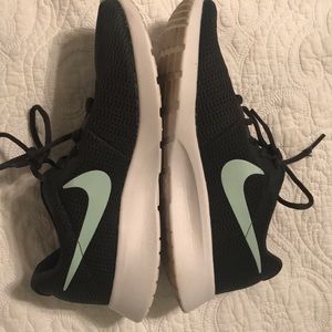 Nike women’s tennis shoes Sz 9.5 💕